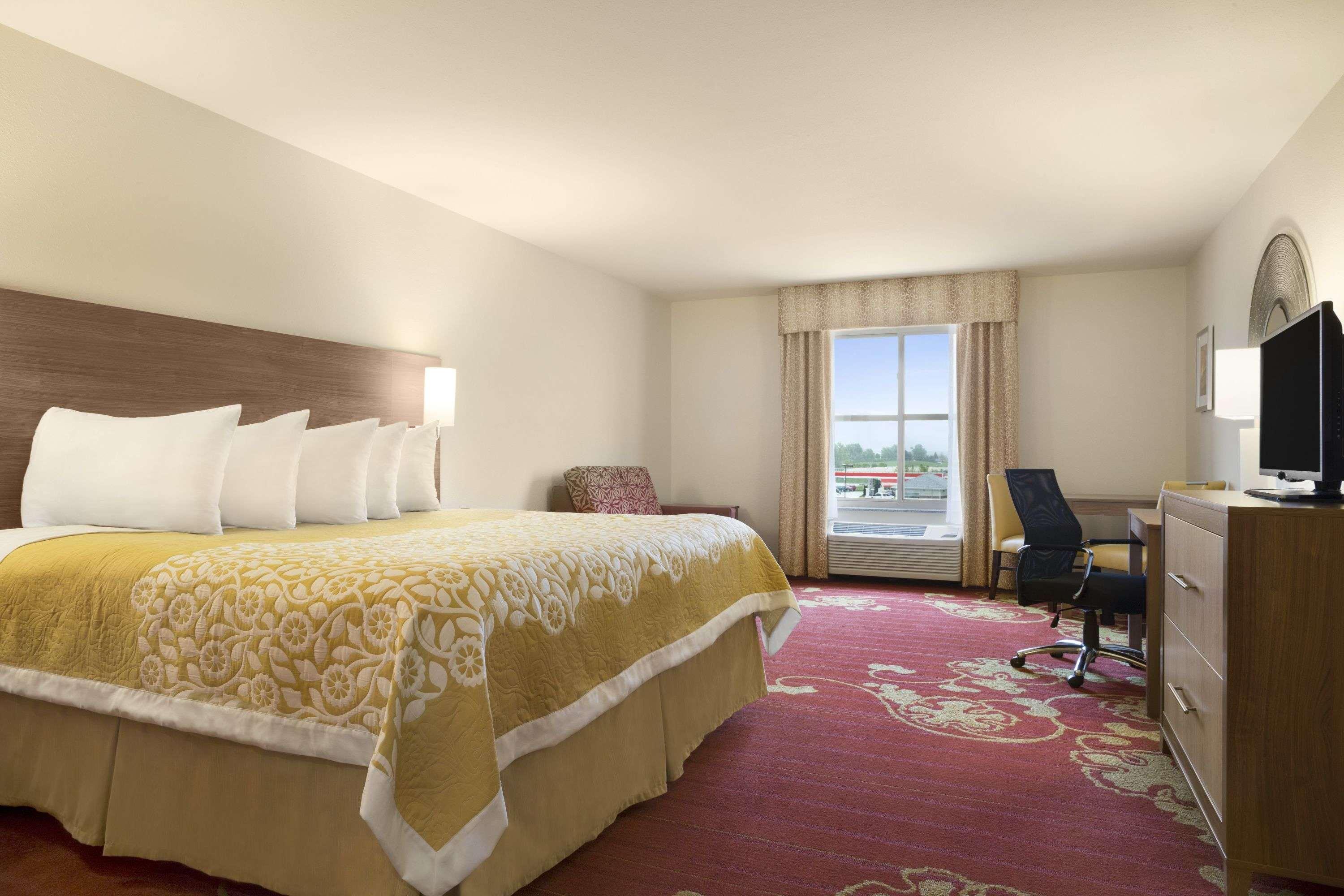 Days Inn & Suites By Wyndham Belmont Eksteriør bilde